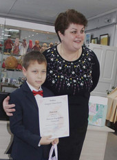 Вручение диплома Максиму Самикову